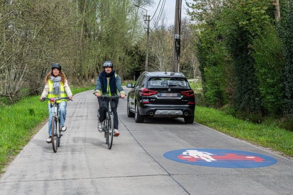 fietsers in een fietszone met 2 richtingen