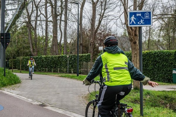 fietser in een woonerf