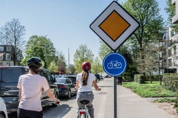 fietsers op een voorrangsbaan