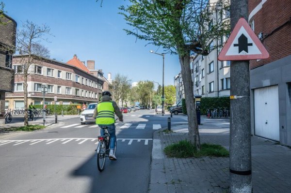 fietser aan kruispunt met voorrang