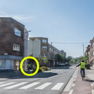 fietser die links afslaat en voorrang verleent