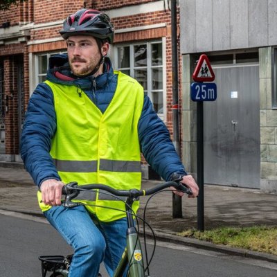 fietser kijkt naar rechts en houdt handen aan remmen