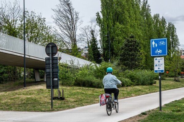 fietser op een voorbehouden weg