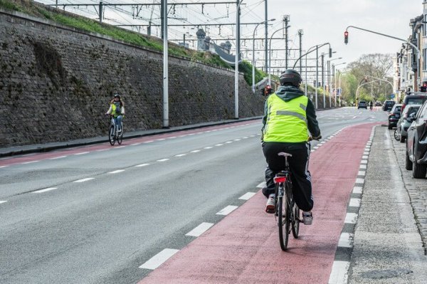 fietser op een fietspad aangeduid met wegmarkeringen
