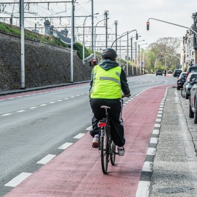 fietser op een fietspad met wegmarkeringen