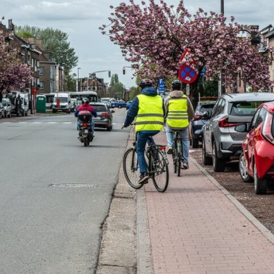 fietser die van het fietspad rijdt