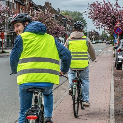 fietser die andere inhaalt op fietspad