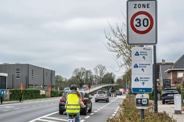 fietser op een fietspad in een zone 30