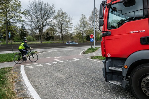 fietser op tweerichtingsfietspad, maakt oogcontact met vrachtwagenbestuurder