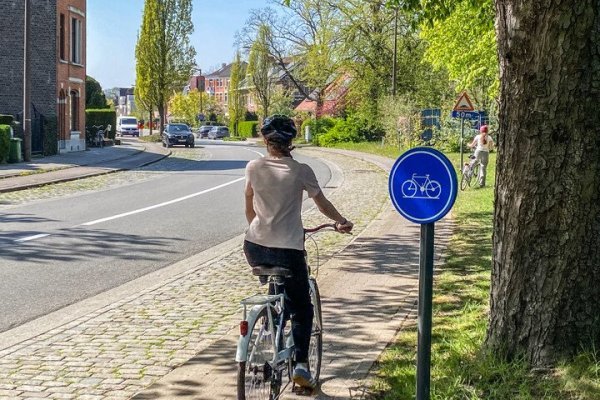 fietser op een fietspad aangeduid met een verkeersbord
