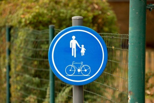 verkeersbord verplicht pad voor fietsers en voetgangers