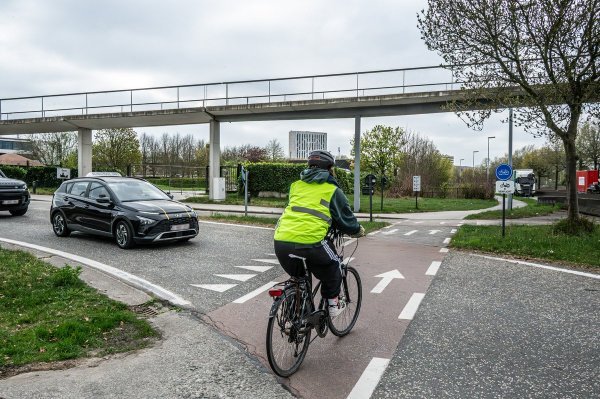 fietser op een doorlopend 2 richtingsfietspad