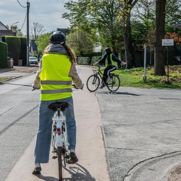 Fietser op fietssuggestiestrook die voorrang verleent aan fietser uit zijstraat rechts