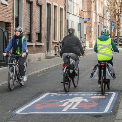 2 fietsers en een tegenligger in fietszone eenrichtingsstraat