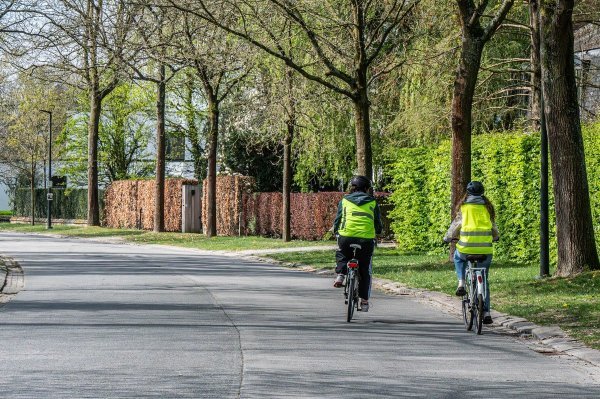 Fietser die andere inhaalt op de rijbaan