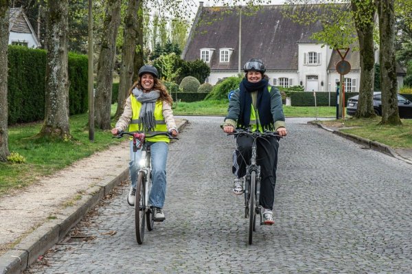 2 fietsers naast elkaar binnen de bebouwde kom