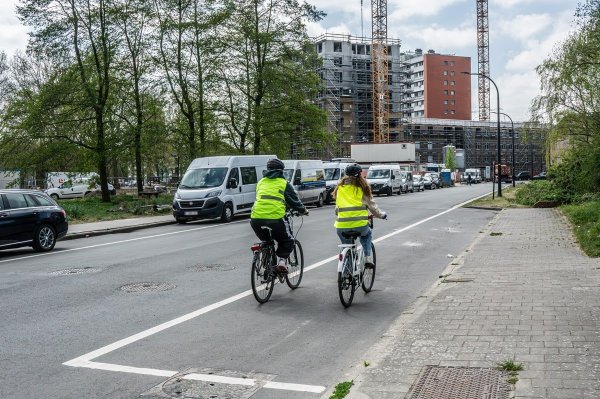 2 fietsers op een parkeerstrook