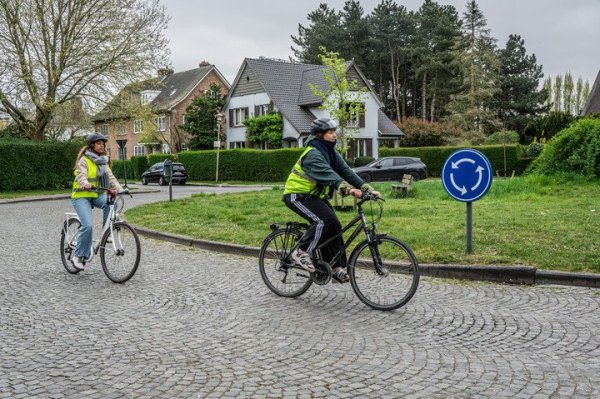 fietsers op rotonde zonder fietspad