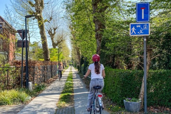 fietser in een woonerf - doodlopende straat