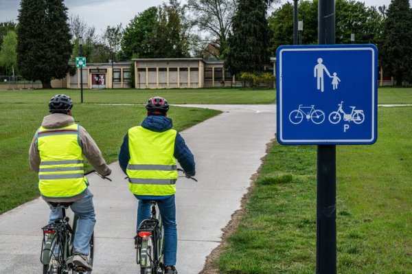 2 fietsers op een voorbehouden weg
