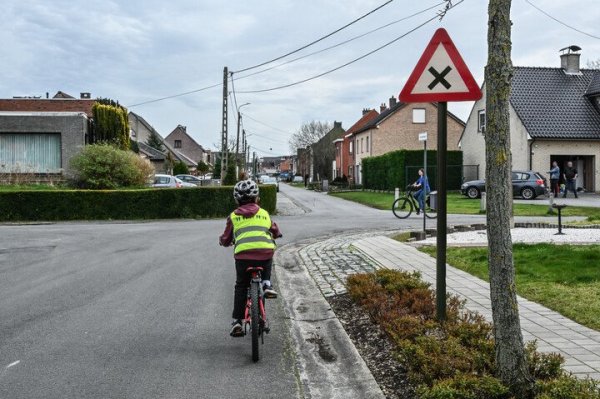 fietser komt aan kruispunt met verkeersbord voorrang van rechts