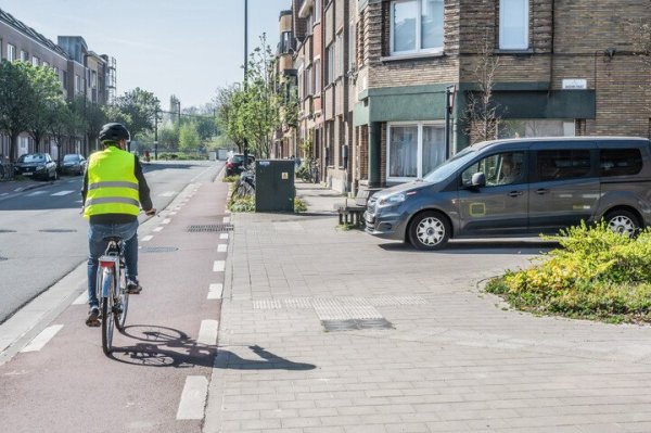 kruispunt met een doorlopend fietspad, fietser heeft voorrang