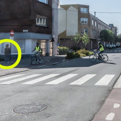 fietser die links afslaat en voorrang verleent