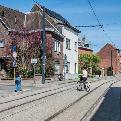 fietser die links afslaat en voorrang verleent aan overstekende voetganger