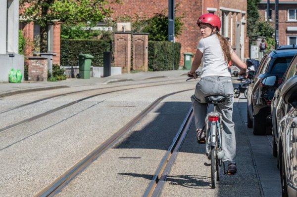 fietser die over schouder kijkt om linksaf te slaan