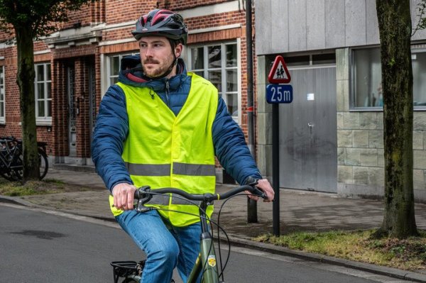 fietser die naar rechts kijkt, handen bij de remmen