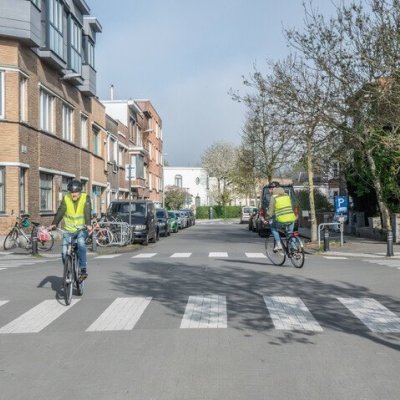 2 fietsers op een kruispunt