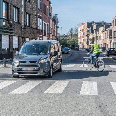 kruispunt met auto en fiets