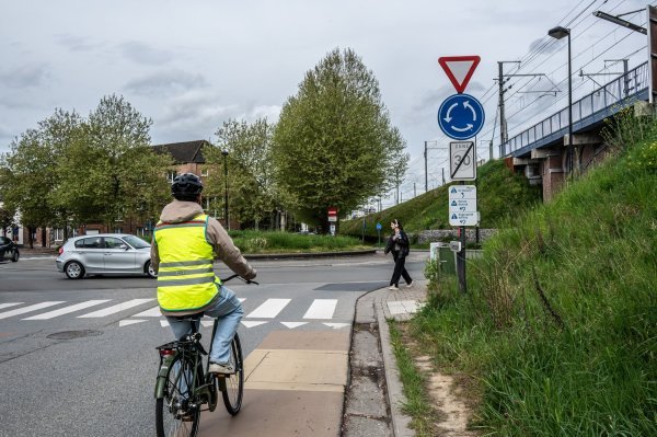 fietser komt aan rotonde en verleent voorrang