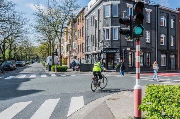 fietser slaat rechtsaf bij groen