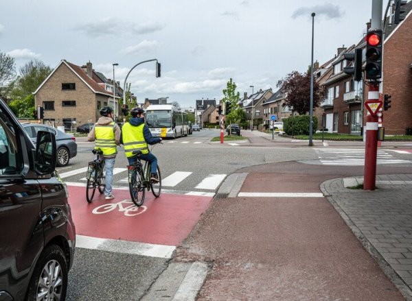 2 fietsers in een fietsopstelvak voor het rode licht