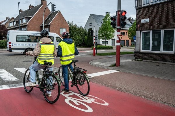 fietsers in fietsopstelvak bij verkeerslicht