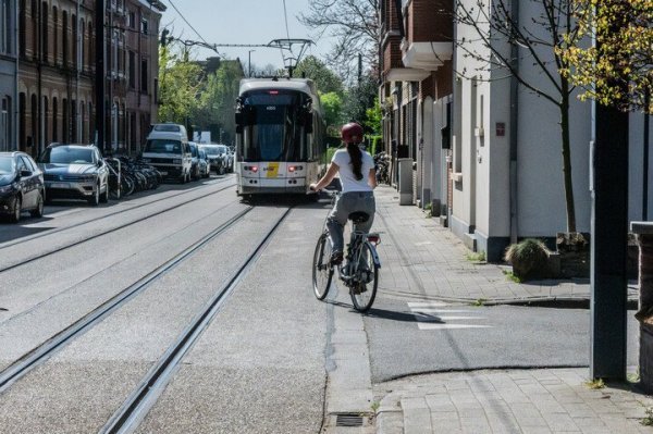 fietsers die achter tram vertrekt