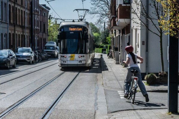 fietser vertekt als tram gepasseerd is