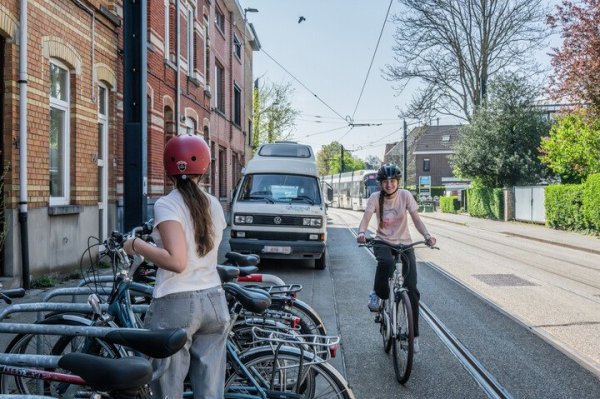 fietser verlaat fietsenstalling